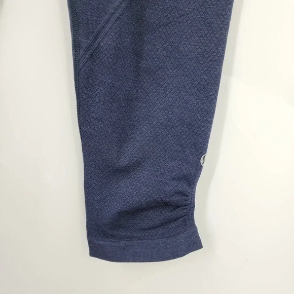 Lululemon Seamlessly‎ Street Crop Legging in Cadet Blue Women's Size 8 - Picture 2 of 11